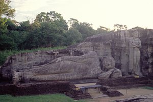 Stående og liggende Buddha, Gal Vihara (granitt)